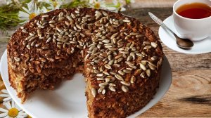 Пирог из овсяных хлопьев и яблочного пюре вкусный и полезный завтрак.