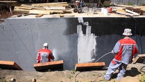 Гидроизоляция фундамента. Эластомерик 110.  Безвоздушный аппарат Грако (Graco G-Max 7900).