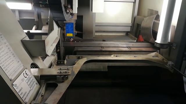 Лазерная резка профильной трубы 40х40