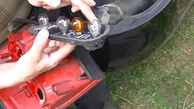 Audi A4 B6 wymiana żarówki tylnia prawa lampa, krok po kroku смотреть онлайн