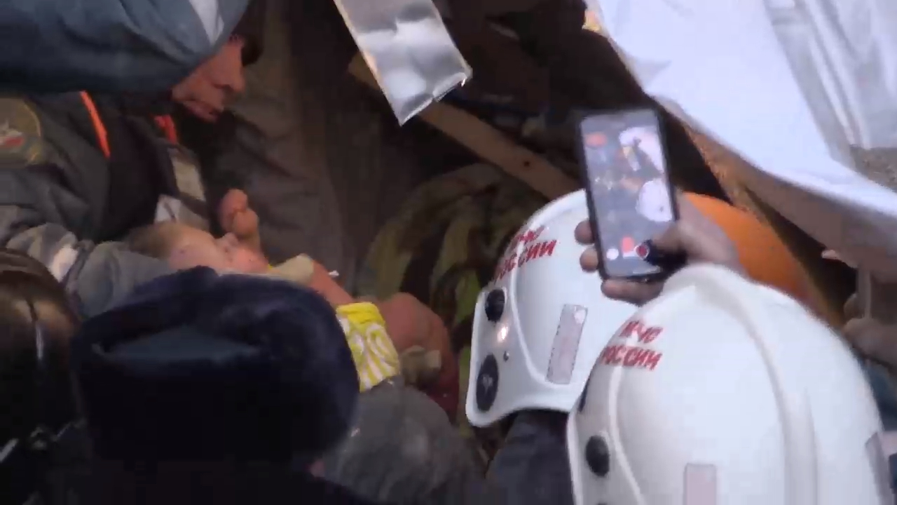 Под обломками нашли маму обнимающую ребенка крокус. Взрыв в Магнитогорске спасение младенца. Теракт в Магнитогорске спасение Вани. Женщина спасает ребенка из под завалов. Младенец из под завалов в Турции.