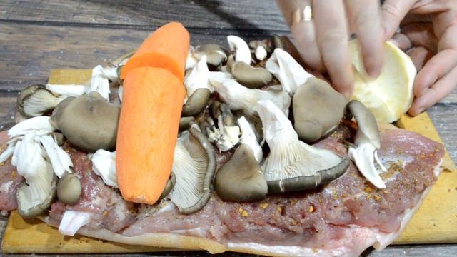 Вкусный рецепт свиной рульки, фаршированной сельдереем, грибами и морковью.