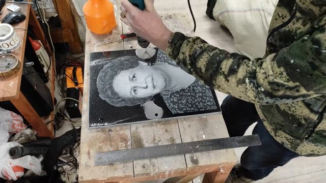 Сверление отверстий каменной плитке Габбро Портрет на мемориал