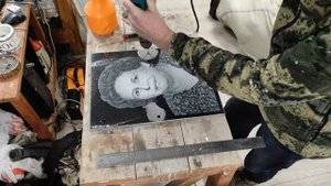 Сверление отверстий каменной плитке Габбро Портрет на мемориал