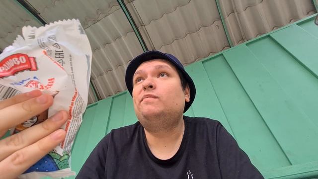 Едим кушаем мороженное лакомка сарафанское на автобусной остановке в Черногорске! смотреть онлайн