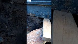 Подъем памятника домкратом