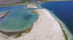 Голубое озеро с чистейшей водой в Кош-Агаче, республика Алтай.