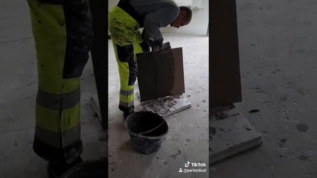 Перед укладкой керамогранита. Обязательно нужно его промазывать. смотреть онлайн