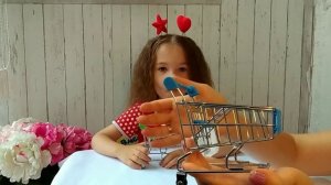 Тележка для мелочей _ Кукла Барби с малышом выбирает тележку для продуктов.mp4