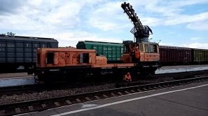 Железная дорога Сибири. Работа железнодорожного крана на станции Рубцовск Алтайского края.