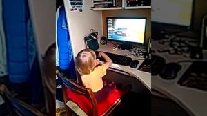 Ребёнок играет в компьютер