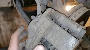 Ремонт Рено Сандеро часть 1 замена передних амортизаторов