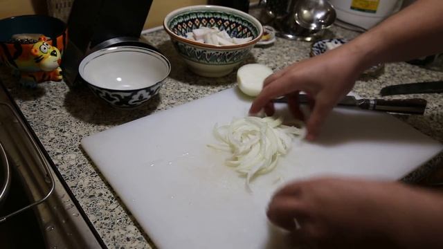Жареная картошка на свином солёном сале в казане.