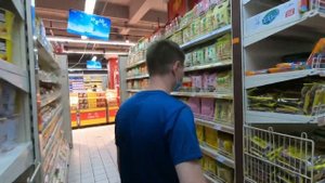 Что можно КУПИТЬ на 100 юаней (1000 рублей) в КИТАЕ? / Поход в супермаркет