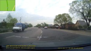 Поворот налево через встречную полосу и пересечение двойной сплошной (пункт 8.6 ПДД). Наплевать!