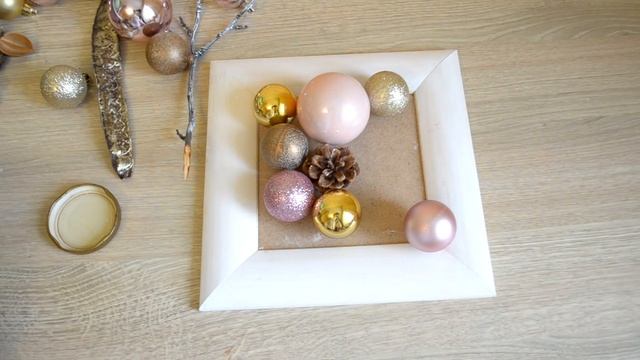 Зимний новогодний декор своими руками  | Картина из новогодних игрушек и мха