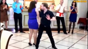 ПРИКОЛЬНЫЕ ТАНЦЫ НА СВАДЬБЕ! ОЧЕНЬ СМЕШНО ТАНЦУЮТ