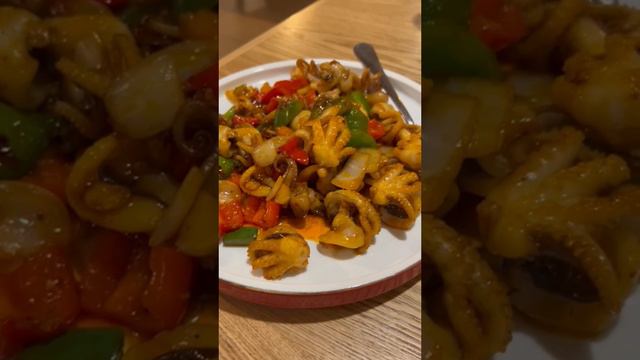Огромная порция китайских осминожек, которые тают во рту в ресторане Китайская забегаловка