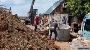 Поделюсь с вами своим мини-отпуском. Экскаватор копает яму, кран устанавливает кольца и т. д.