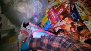 Dumpster diving USA! Broken Freezer, so much pizza and frozen food got thrown out!