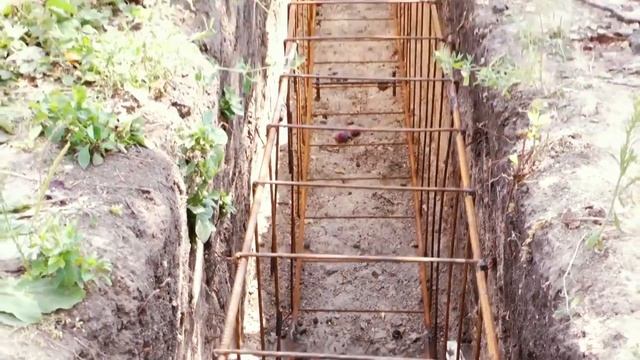 Установка арматурных каркасов фундамента