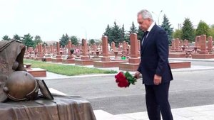 Сергей Шойгу возложил цветы к памятникам «Древо скорби» и героям-спецназовцам в Беслане