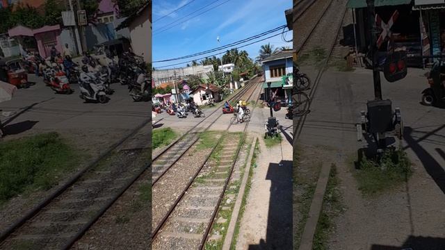 Sri Lanka,ශ්රී ලංකා,Ceylon,Train,Railway Level Crossing,Galle Dewata,Matara to Colombo Passing