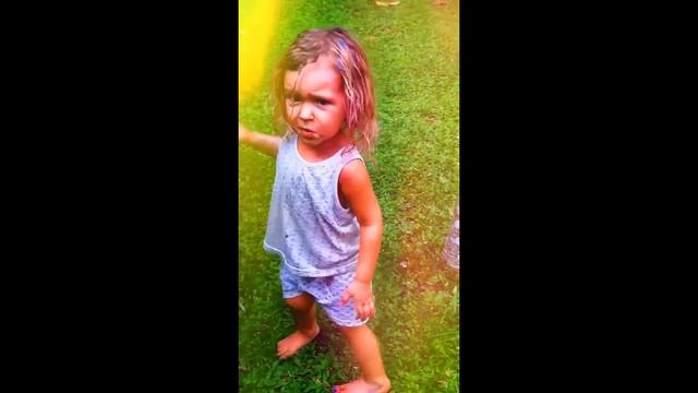 Почему Дети любят бегать босикОМ? смотреть онлайн