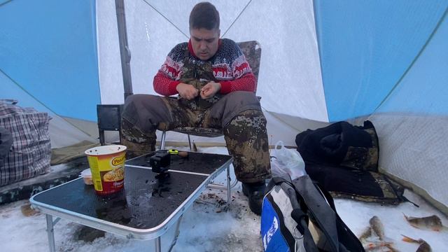 Ловим окуней на озере без названия