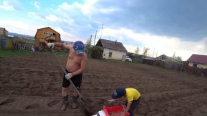 Сажаем картошку всей семьей
