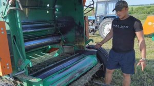 Надежный пресс-подборщик ПР-180М Унисибмаш на сенокосе и отзыв о нем Кемеровская область