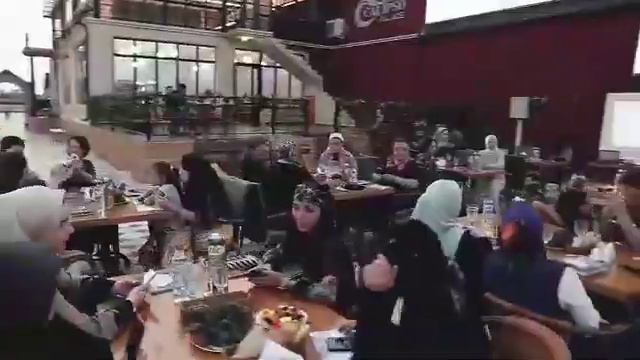 Нас называют сумашедшими. Это-правда. У нормальных людей обычная зарплата, а у чёкнутых- сумашедшая смотреть онлайн