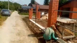 Кирпичный забор со вставками из профлиста