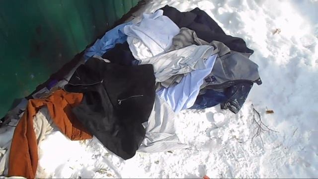 Поиск черного и цветного металла зимой во дворах и мусорных баках. смотреть онлайн