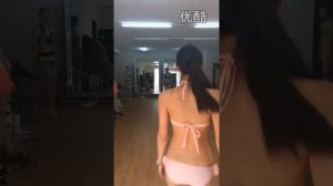 Красивые китайские девушки позируют