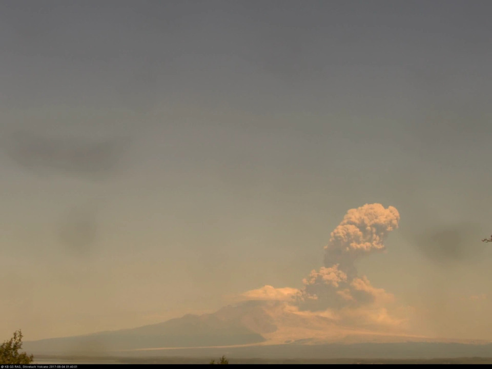 Вулкан Шивелуч. Пепловый выброс на высоту ~ 6 км над уровнем моря. 2017-08-04 01:41 UTC.