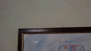 Как подвесить легкую рамку, не пробивая стену, с помощью иголки.