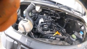 How to remove the EGR and the damper VW Crafter 2.5/Как снять  EGR и заслонку VW Crafter 2 5