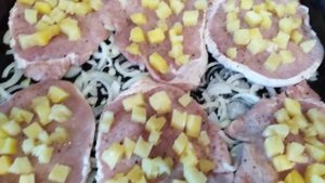 МЯСО ПО- ФРАНЦУЗСКИ (С АНАНАСОМ). ОБЛЕГЧЁННЫЙ ВАРИАНТ. СОЧНО,МЯГКО,ОЧЕНЬ ВКУСНО.