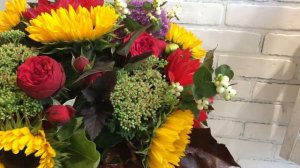 Букет с подсолнухами и георгинами