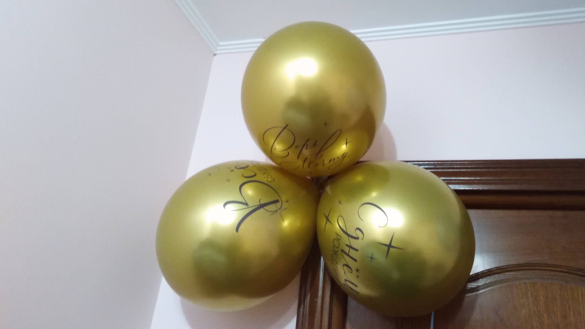 Обсуждаем праздники и надуваем шарики. Дарья Кожанова рассказывает о своём отношении к праздникам. смотреть онлайн