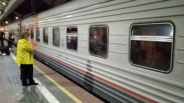 Москва. Поезд №30 Москва - Санкт-Петербург на Ленинградском вокзале.