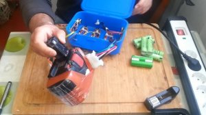 Мой вариант батареи для шуруповерта на основе 18650 с зарядным устройством.