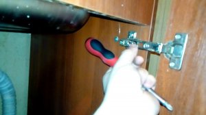 Ремонт выпавшей петли шкафа