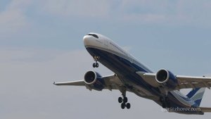 Эйрбас А330 чартерной авиакомпании Sunclass Airlines взлетает из аэропорта Пхукет. Не убраны шасси.