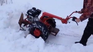 Мотоблок МТЗ и снежный отвал своими руками. Работа.