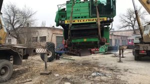 Разгрузка и погрузка зерноуборочного комбайна Дон-1500б от GOODLAND