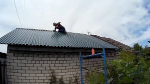 РАБОЧИЙ ВЛОЖИК/ кроем крышу профлистом на гараже.