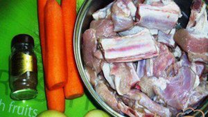 Телячьи ребрышки с соусом и черносливом