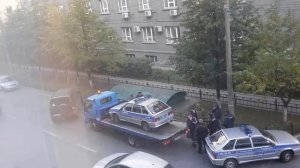 В центре Новосибирска эвакуаторщик попытался увезти машину полиции на штрафстоянку